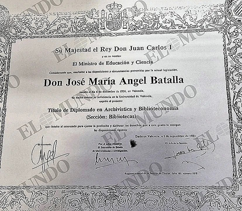 Este es el título que presenta Batalla (PSOE) para justificar que tiene el título. 

Está fechado en 1983 por la universidad de Valencia. 

La primera universidad donde se constituyó esta diplomatura fue en Barcelona en 1982. En Valencia no se hizo hasta 1996.