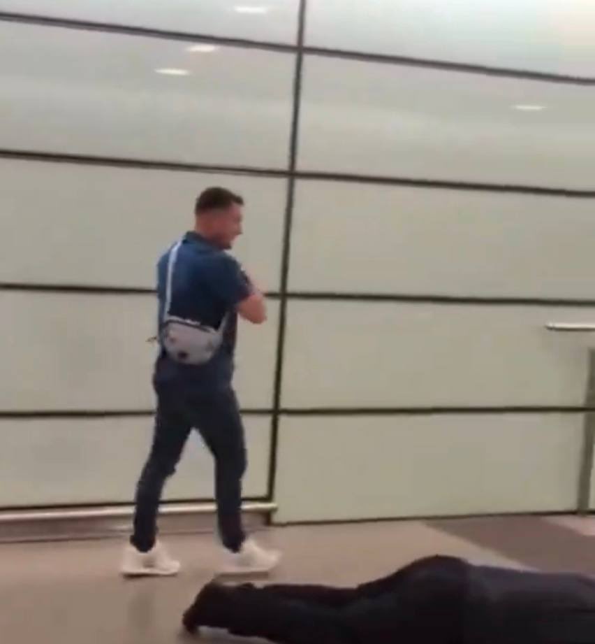 Tommy Robinson loves to brand himself as the spearhead of British patriotism, “the fearless defender of the people.” But when challenged, what did he do? Threw a punch over words… and then fled the very nation, the very people he swore to fight for.

And his loyalists? Instead
