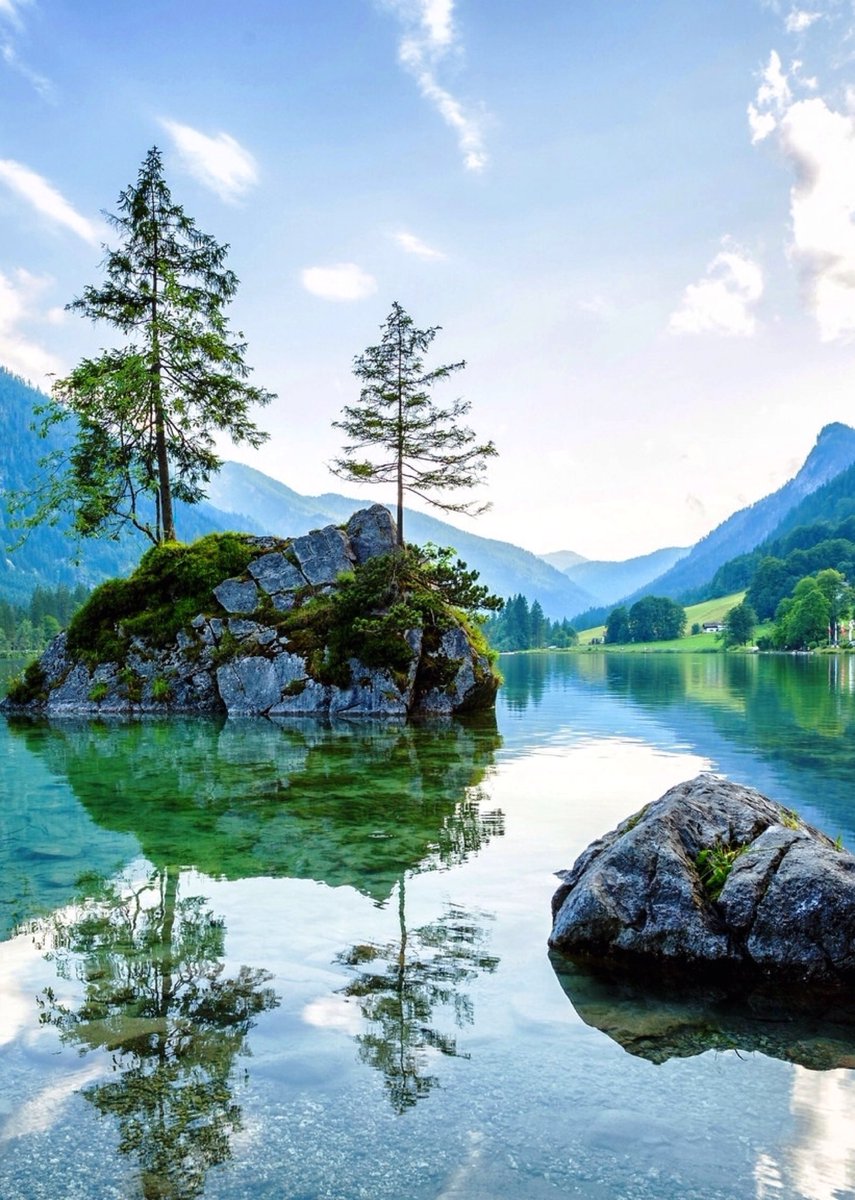 Naji_alt's tweet image. A tranquil island floating on crystal waters 🌲💧
Where reflection meets serenity in nature’s embrace 🏞️✨
#PeacefulParadise #MountainLake #NatureReflections #HiddenGem #TranquilEscape 🌿💙