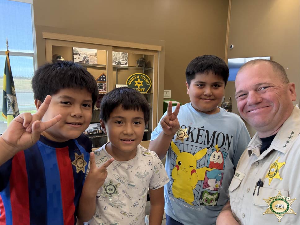 MaderaSheriff's tweet image. Surprise visit at HQ

Sheriff Pogue was surprised and impressed by three future junior deputies in our HQ lobby. 

Jose-Miguel, Fabian &amp;amp; Mateo proudly posed with the Sheriff and showed off their great smiles. 

#MaderaSheriff #CommunityTrust #JuniorDeputies #MaderaCounty
