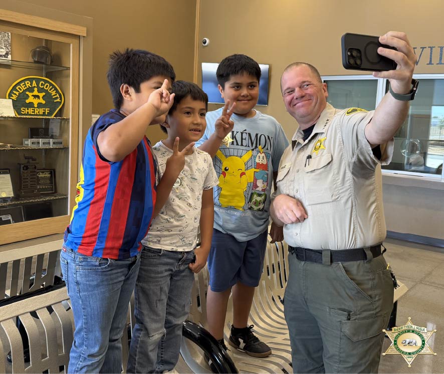 MaderaSheriff's tweet image. Surprise visit at HQ

Sheriff Pogue was surprised and impressed by three future junior deputies in our HQ lobby. 

Jose-Miguel, Fabian &amp;amp; Mateo proudly posed with the Sheriff and showed off their great smiles. 

#MaderaSheriff #CommunityTrust #JuniorDeputies #MaderaCounty