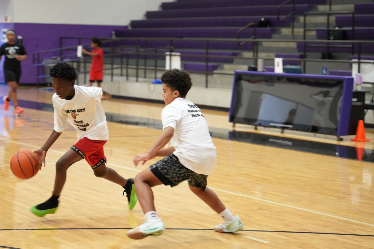 WacoISD's tweet photo. Kenrich Williams and Umoja Gibson hosted a basketball camp at University High School. Many young athletes received hands-on training, helpful tips, and valuable advice. This camp focused on giving back to the community, uplifting others, and inspiring the next generation of greatness! 🏀🏆#WISDomWorksWonders