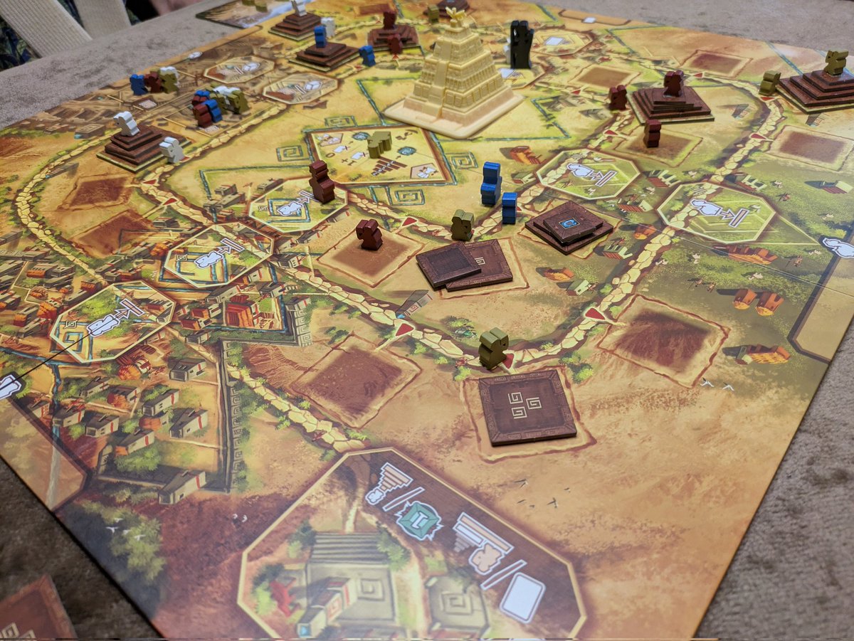Caral, un jeu de construction de pyramide en tournant et en essayant de devancer un meeple qui nous poursuit. Franchement pas très bon ni vraiment intéressant. #J2S