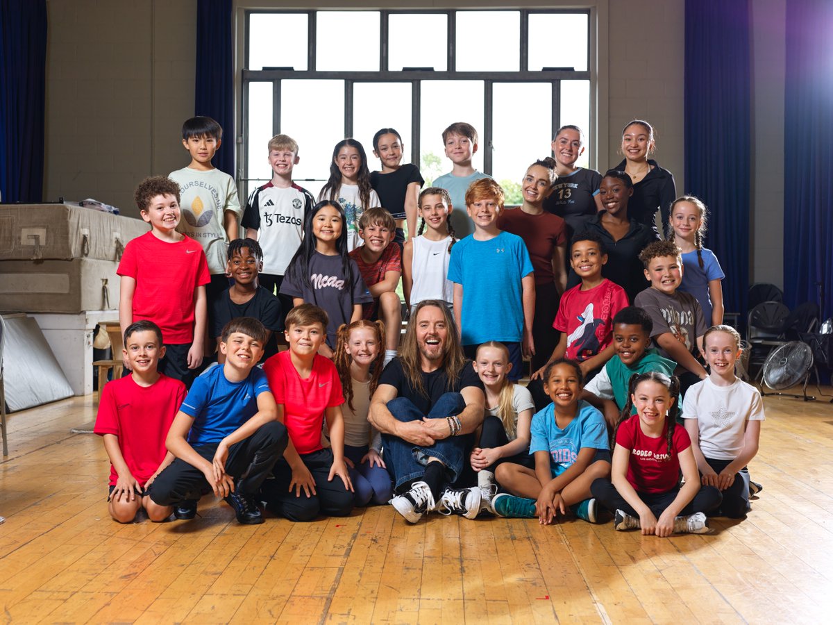 Introducing Olivia, Mollie, Sanna and Madison, who will share the role of Matilda for #MatildaOnTour! They were joined by Tim Minchin, who made a surprise visit to the rehearsal room to meet the rest of the young cast.💙
📍#alhambratheatrebradford
🎟️ ow.ly/Imq850WwBUq