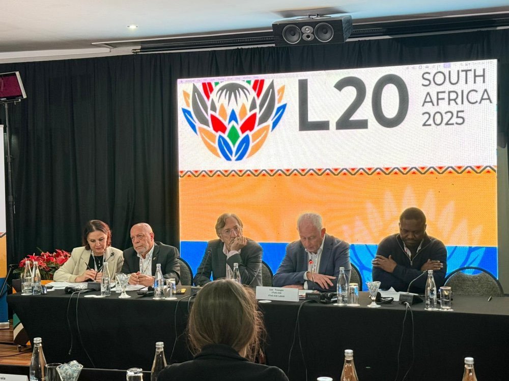 Arslan, L20 Zirvesine Katıldı

Genel Başkanımız Mahmut Arslan, 28-29 Temmuz 2025 tarihlerinde Güney Afrika George’de “Yeni Bir Toplumsal Sözleşme Aracılığıyla Dayanışma, Eşitlik ve Sürdürülebilirliğin Teşvik Edilmesi” temasıyla gerçekleştirilen L20 Zirvesine katıldı. Genel