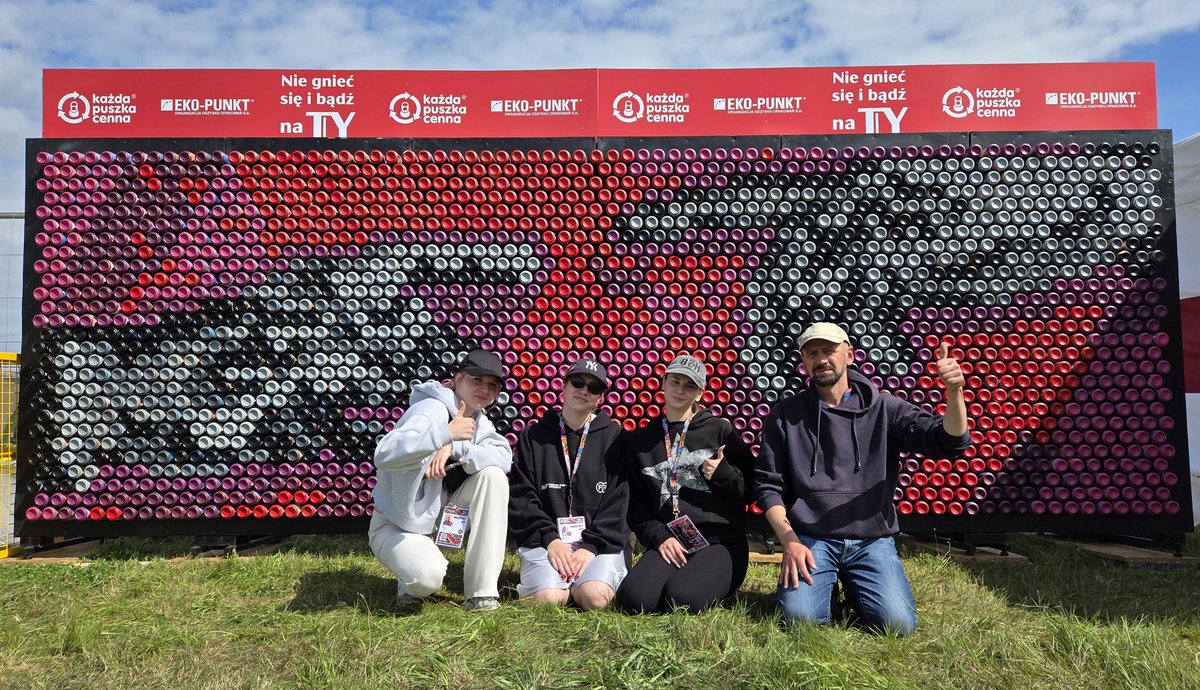 Jacek_Wodzislaw's tweet image. Moja dzisiejsza realizacja #Pixelcan #Pixelata z 2 000 aluminiowych puszek po napojach dla #KazdaPuszkaCenna we współpracy z marką piwną #Tyskie podczas @PolAndRockFest 
#MetalRecyclesForever
#FundacjaRECAL