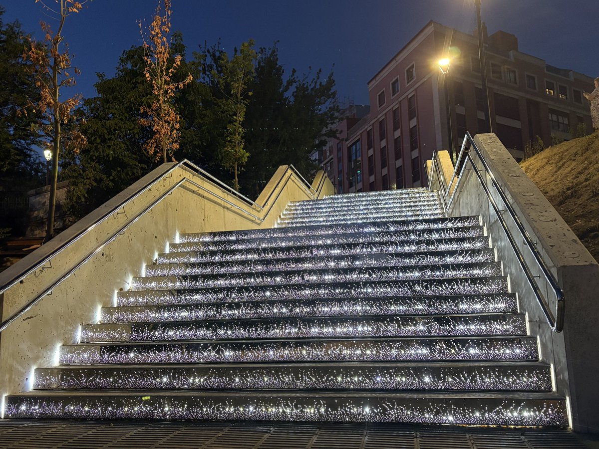 ✨Desde anoche es posible disfrutar de la iluminación artística de la nueva escalera del paseo de Isabel la Católica, junto al Puente Mayor.

Diseñada por el artista murciano Ramón González Palazón, combina estética y seguridad.

Encendido sincronizado con el resto del alumbrado.