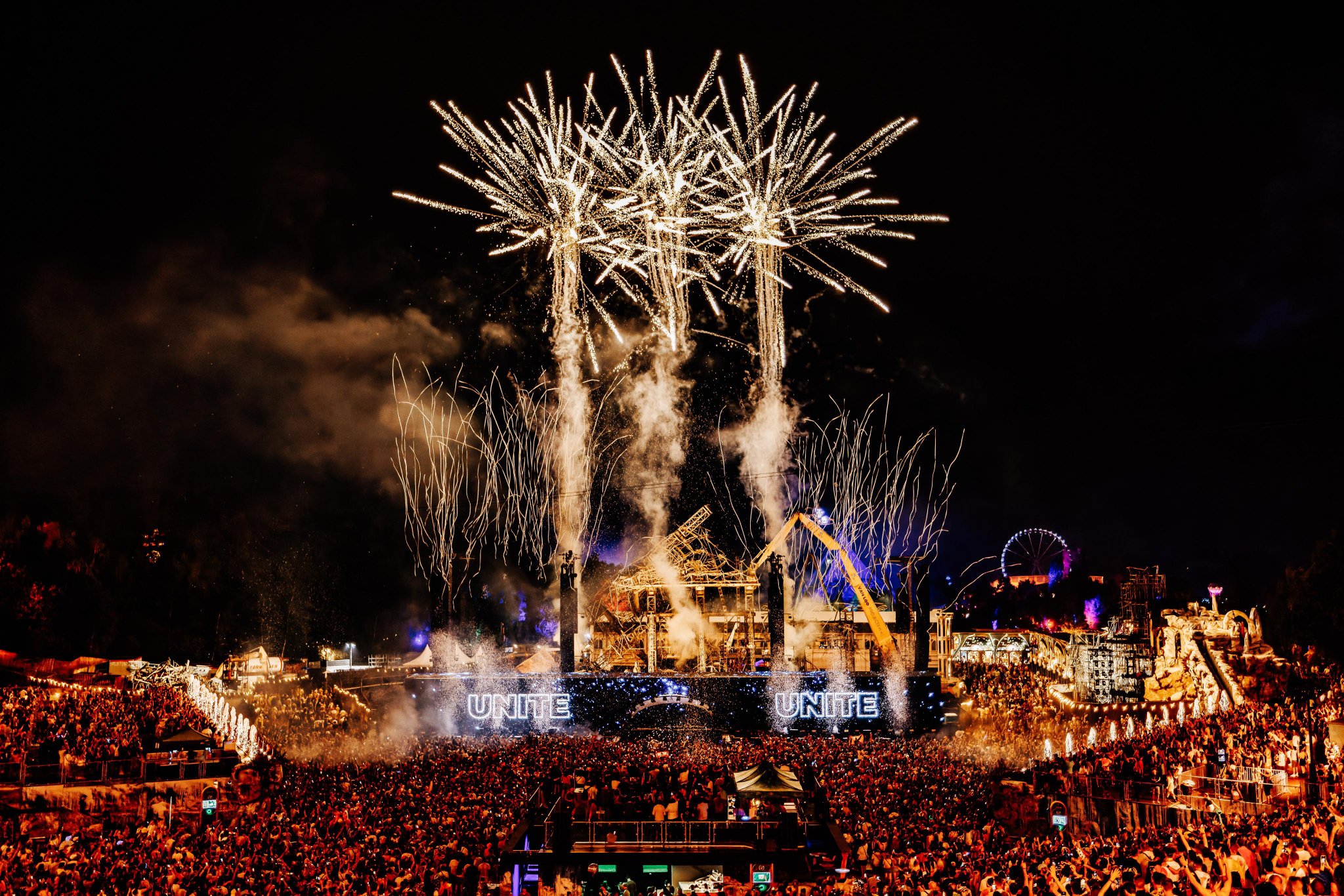 TOMORROWLAND - h Part of the Mainstage LED wall broken! : r/Tomorrowland