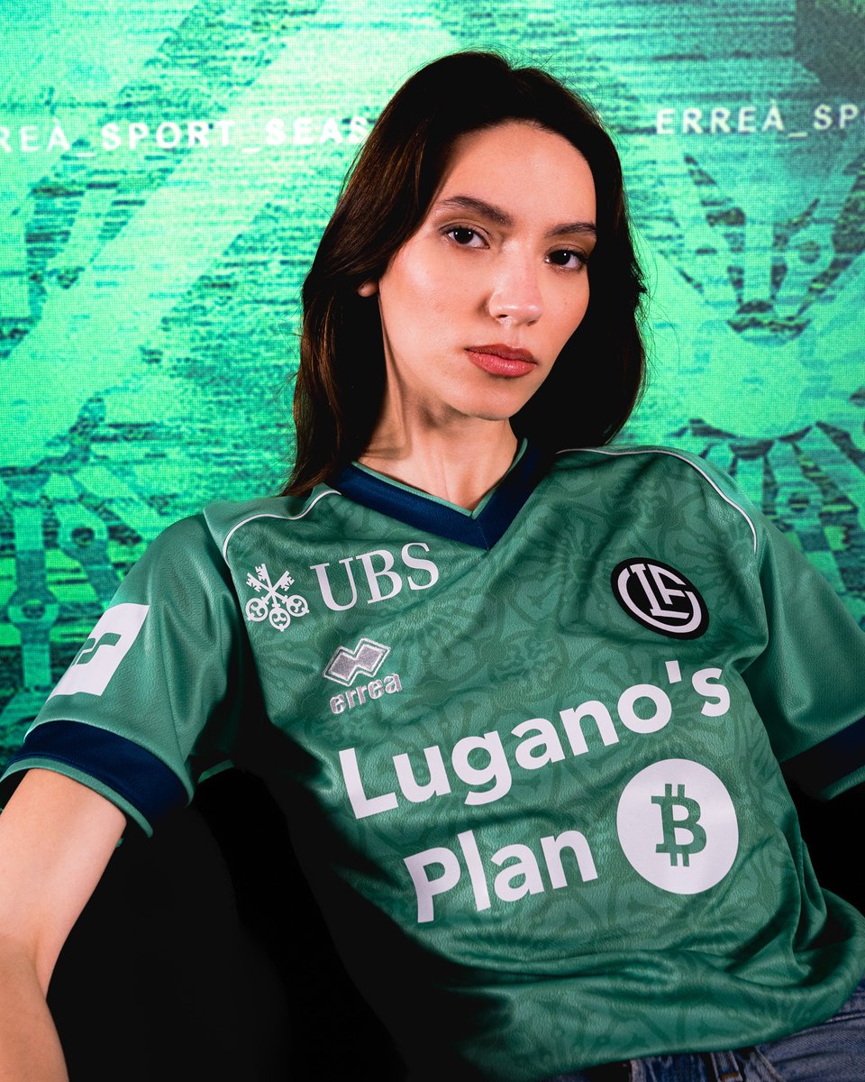 🤝<a href="/ErreaOfficial/">Erreà Sport</a> x <a href="/FCLugano1908/">FC Lugano</a> 
Texture esclusiva, tonalità inedita: presentata la nuova Terza maglia!

Verde after eight, accenti petrolio.

Le decorazioni della Galleria Via Nassa di Lugano tono su tono.

Realizzata in tessuto Future: innovativo, performante, sostenibile.