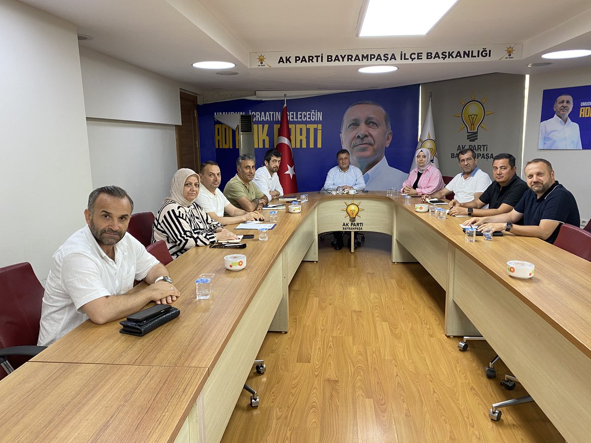lçe Başkanlığımızda gerçekleştirdiğimiz haftalık Yürütme Kurulu toplantımızda, gündemimizi değerlendirdik ve önümüzdeki süreçte atacağımız adımları planladık.
Birlik ve koordinasyon içinde yürüttüğümüz çalışmaların, Bayrampaşa’mız ve teşkilatımız adına hayırlı olmasını diliyorum.