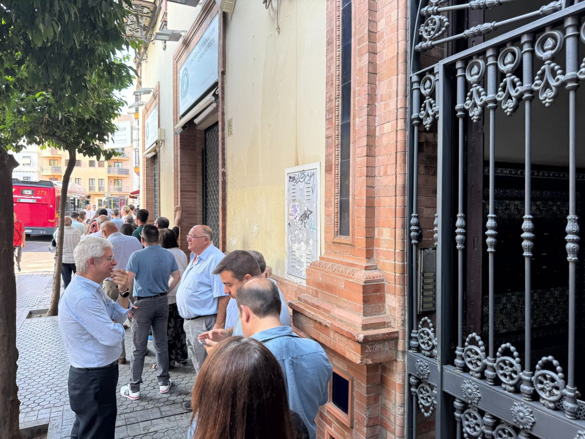 🔴 URGENTE: Comienza el cabildo de la Macarena 50 minutos después de la hora prevista, cuando aún hay fuera cientos de macarenos.

😳 Según <a href="/pasionensevilla/">Pasión en Sevilla</a>, la hermandad ha activado inhibidores de frecuencia para evitar que se filtre información al exterior.

📲 #TDSCofrade