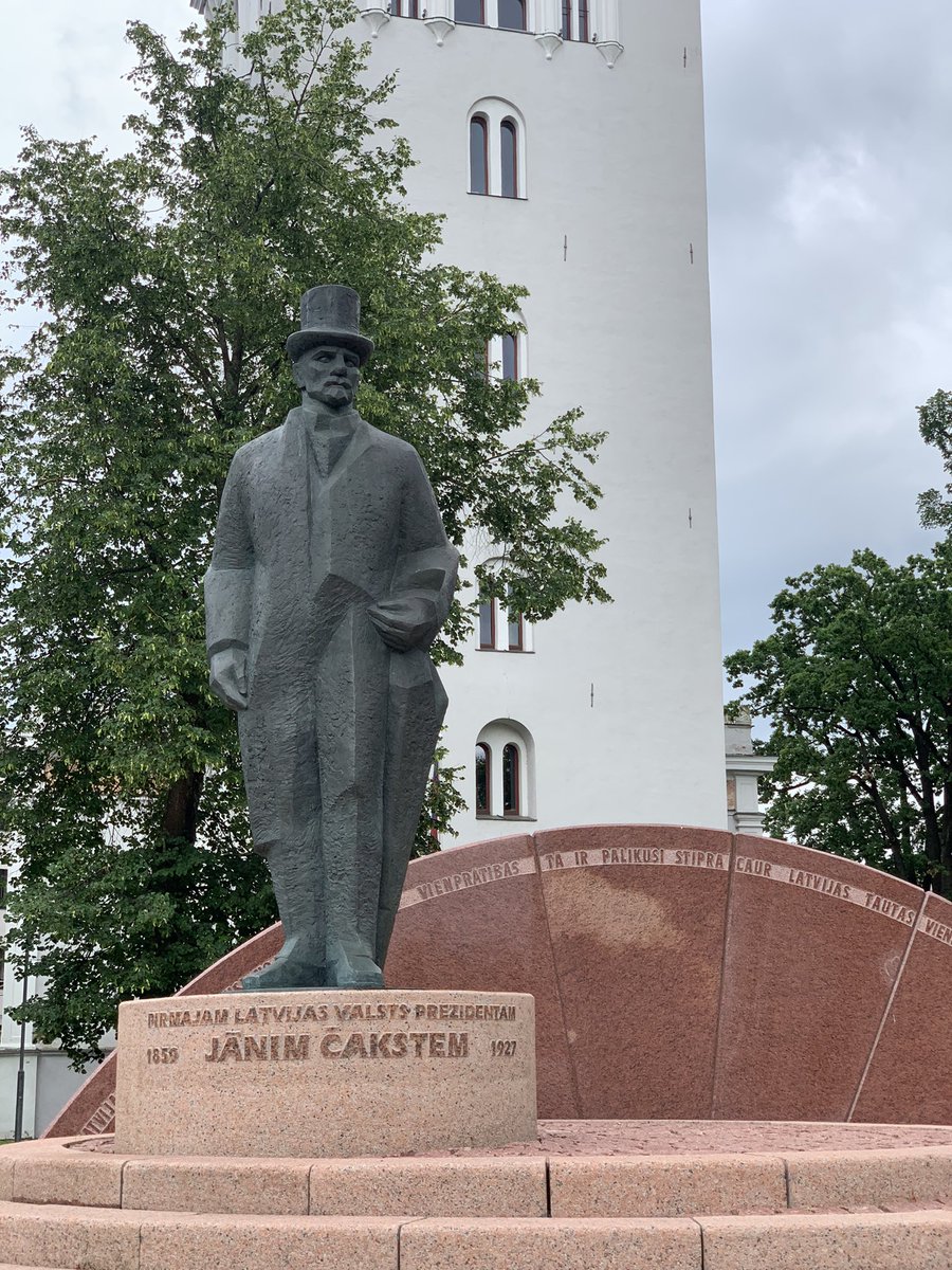 Šodien <a href="/AcademiaPetrina/">Jelgavas  muzejs</a> un Prezidentu skvērā <a href="/JelgavaLV/">Jelgava</a> - pie Čakstes tēva. Pētera akadēmijai arī 250, un goda plāksnes atgādina, ka tā bijusi valstsvīru un prezidentu skola - gan Latvijai, gan Lietuvai!