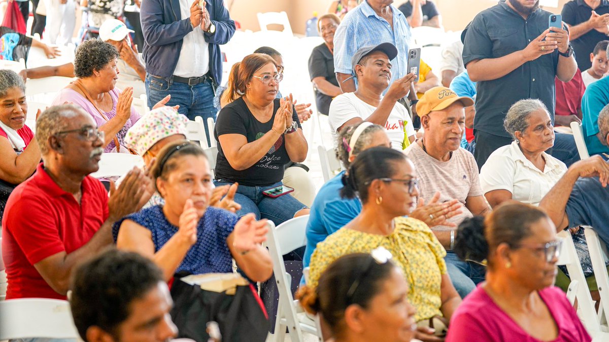 🏡 Junto al Ministerio de Vivienda y Edificaciones, seguimos trabajando por la seguridad y el bienestar de nuestra gente.
En el sector Lotes y Servicios, Sabana Perdida, avanzamos en la certificación de más de 2,000 títulos de propiedad, llevando tranquilidad y dignidad a cientos