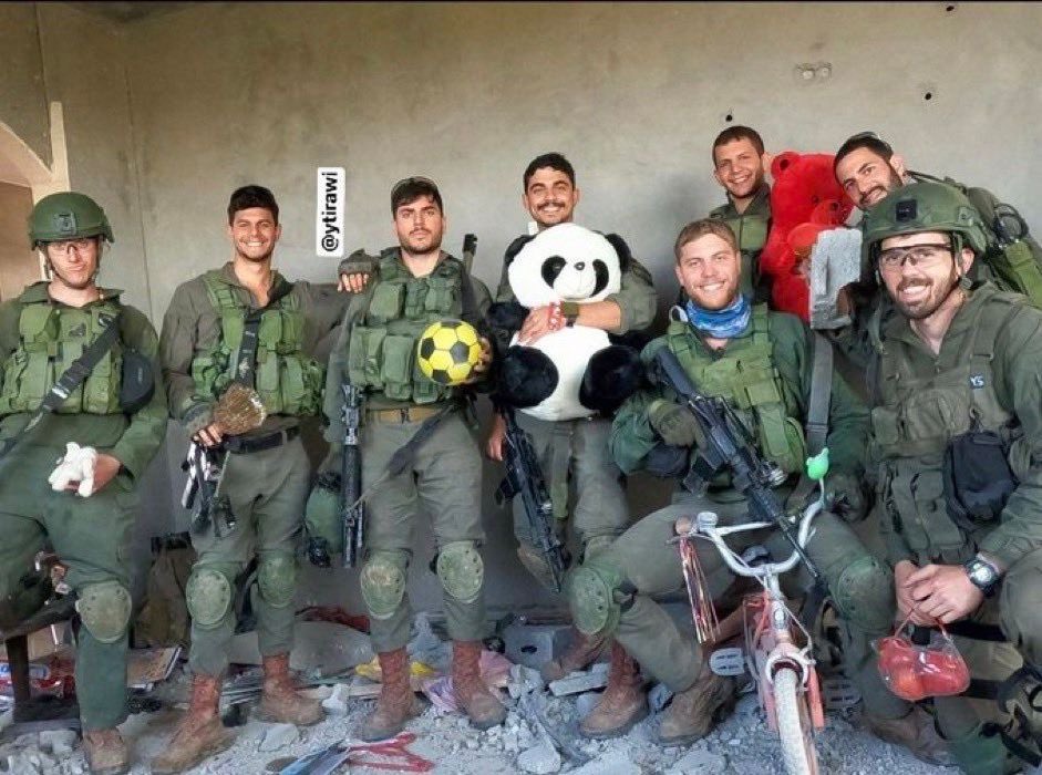 claudeelkhal's tweet image. Ils posent, tout sourire, avec les jouets des enfants qu’ils affament ou qu’ils ont massacré…