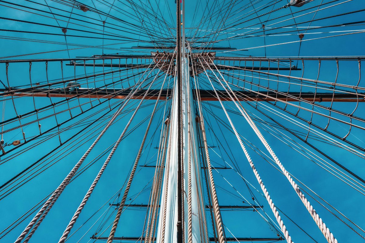 Shot from the deck of the Cutty Sark in London 🇬🇧 this perfectly composed capture was taken by Crowd member Apiary, and went on to secure the judged gold in our recent “Masts of Ships and Boats” contest, created and judged by Theresa Elaine. 👏 

photocrowd.com/photo-competit…