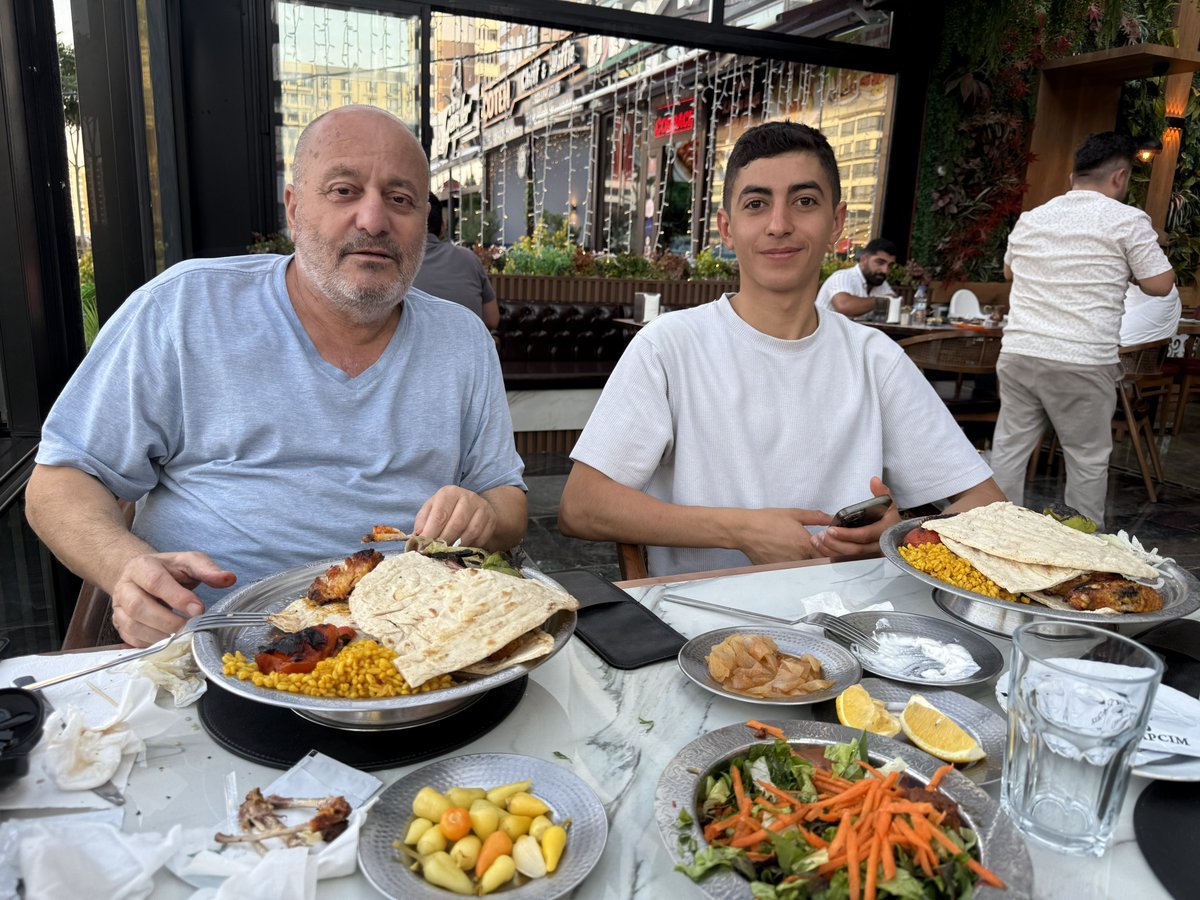 Şampiyon hocamız METİN ÖZDİL yarışlar biriminde başarılı Aprantimiz FATİH SULTAN MEHMET SANSAR ‘a evlat gurbet ellerde sahipsiz kalmasın diyerek kanat ikramında bulundu