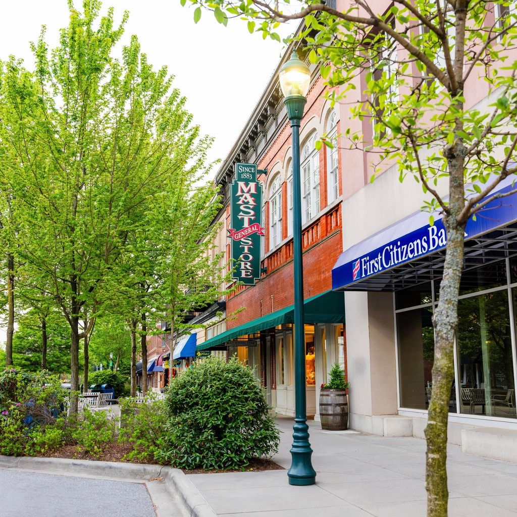30 years have gone by in a flash! The Mast Store in Downtown Hendersonville opened in early August of 1995. So much has changed, but even more has remained the same. Hendersonville is beautiful and lives up to its moniker as the City of Four Seasons. 
l8r.it/QAlC