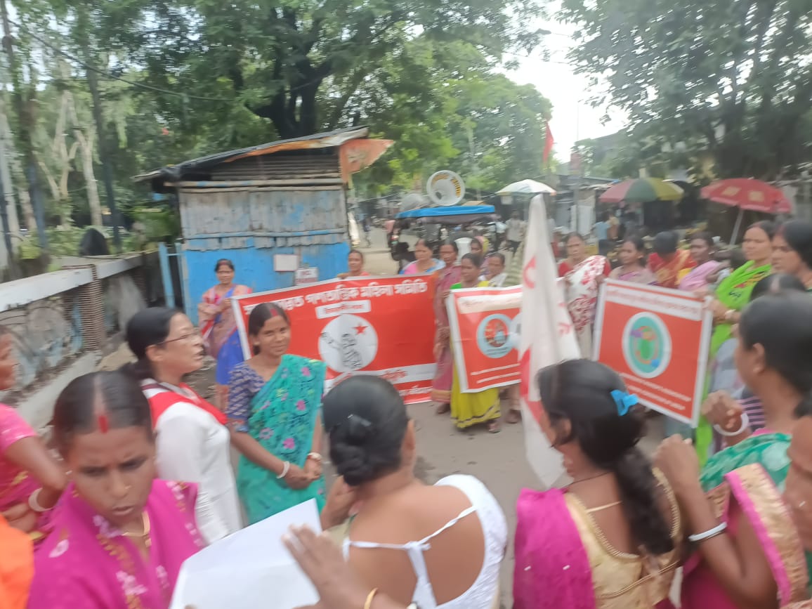 সারাভারত গণতান্ত্রিক মহিলা সমিতি ও ভারতের গণতান্ত্রিক যুব ফেডারেশন Riverside শাখার উদ্যোগে মদ, জুয়ার বিরুদ্ধে এবং নারী- শিশুদের নিরাপত্তার দাবিতে হীরাপুর থানায় ডেপুটেশন 
#CPIM #cpimpaschimbardhaman #AIDWA #DYFI #policestation #PaschimBardhaman