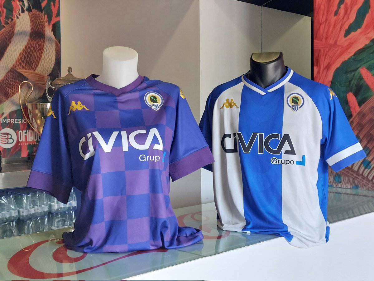 👀👕 Las dos camisetas, expuestas en el antepalco del Rico Pérez para que las vea cualquier persona que se acerque a renovar/sacar su abono.

Buena oportunidad para verlas de cerca. A esta hora de la tarde había cola en el antepalco