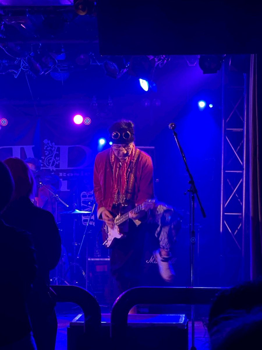 HiroIshiwatari's tweet photo. Red Velvet Rosie 

LIVE AT 目黒 Live Station 2025.6.21

今回はYOUさんと加瀬さんが還暦で赤い衣装に花束のプレゼントも。

打ち上げではもっとスパーク出来るはずとテンポとか曲順とかミーティングしてましたが、、
加瀬さん曰く「ライブ前は5杯で止めといた」
お清めが足りなかった？ https://t.co/zLD7ZUQ9yZ