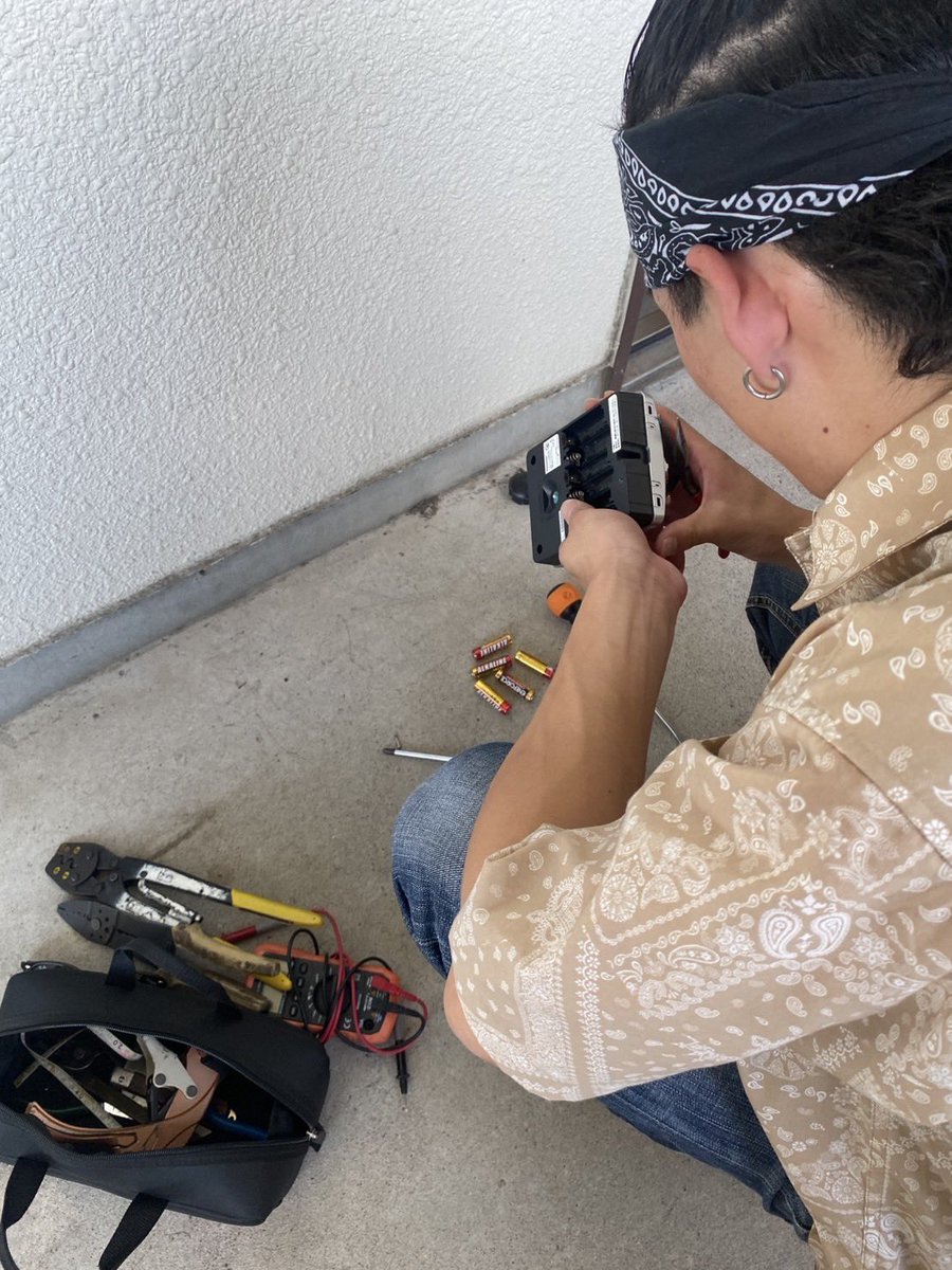 LABnosuke's tweet image. 友達の家のインターホンが壊れたということで修理しにきました！初めてインターホンをバラして何が原因かをちゃんと理解することが出来て嬉しい限りです！