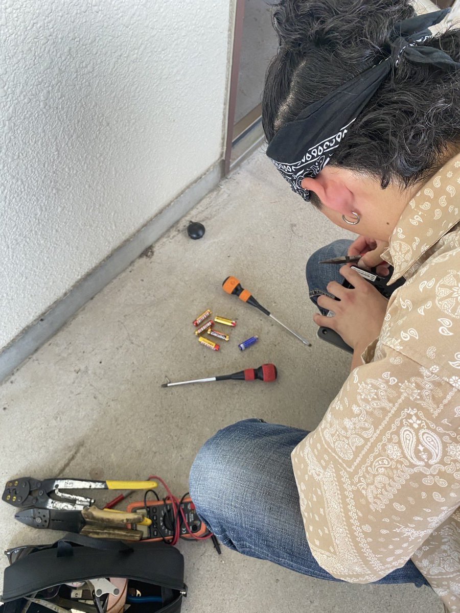 LABnosuke's tweet image. 友達の家のインターホンが壊れたということで修理しにきました！初めてインターホンをバラして何が原因かをちゃんと理解することが出来て嬉しい限りです！