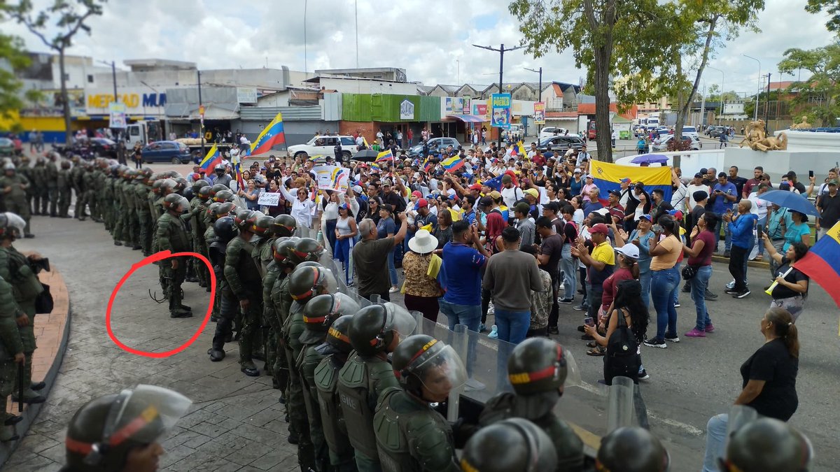 #29Jul Hace un año cuando la ciudadanía salió con actas en mano a defender sus votos. En la foto a la derecha vean en el círculo rojo la temida garra de hierro que usa la GN.