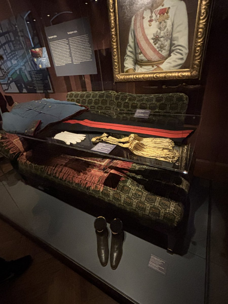 ‼️ Musée d’histoire militaire de Vienne.
On y découvre la voiture dans laquelle a été assassiné l’archiduc François-Ferdinand à Sarajevo en 1914 avec l’impact de balle. 
Est aussi présenté le costume avec le trou de la balle mortelle et le canapé sur lequel il est décédé.