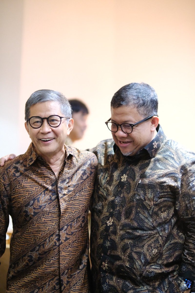 Menteri dan wakil menteri…(om rocky kalau pakai batik cocok juga).😊😊