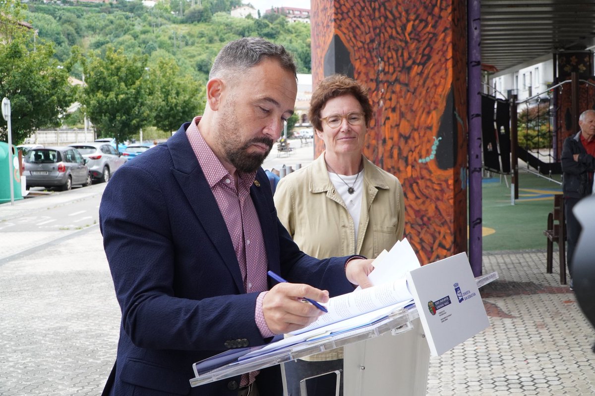 🚧🏘️ ¡Donostia suma 98 nuevas viviendas protegidas en Ciudad Jardín!

🤝 <a href="/Gob_eus/">Eusko Jaurlaritza - Gobierno Vasco</a> y <a href="/DonostiakoUdala/">Donostiako Udala</a> firman un acuerdo que impulsa el acceso a la vivienda digna 🏡 en un entorno sostenible y conectado.

¡Otro paso firme para hacer posible vivir en la ciudad!
#ViviendaPública
