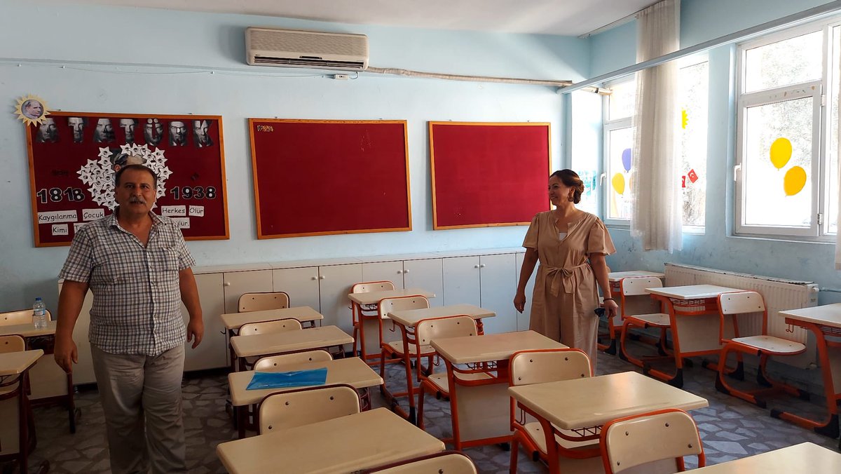Okul yöneticileriyle bir araya gelen Sayın Müdürümüz, fiziki ihtiyaçları yerinde gözlemleyerek yeni eğitim öğretim yılı öncesinde yapılması gereken çalışmalar hakkında değerlendirmelerde bulundu.