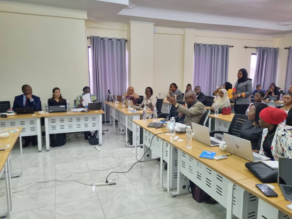 ilodaressalaam's tweet photo. This initiative strengthens #CMA’s ability to resolve labour disputes involving domestic workers one of the most vulnerable groups ensuring justice is accessible, timely, and aligned with international standards. 🇹🇿
#CMA #DomesticWorkers #HumanRights #C189 https://t.co/WlAiq6LZfy