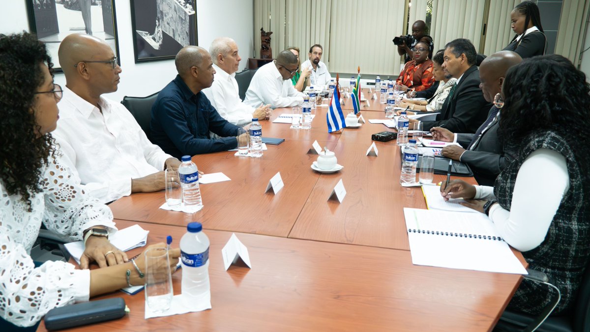 Hoy se celebró en la sede de la Cancillería cubana la XVIII Reunión de Consultas Políticas Intercancillerías entre #Cuba 🇨🇺 y #Sudáfrica 🇿🇦, ocasión en la que se resaltaron los vínculos históricos que unen a ambos países.

🔗cubaminrex.cu/es/realizan-cu…