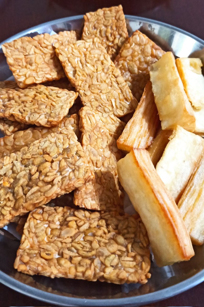 <a href="/BuddhisGL/">Buddhis Garis Lucu (centang biru)</a> Lha, sat set sampai lupa 😁

Tahu pong dikuahin dan tempe goreng.
Timnas U-23 kalah bawaannya jd lapar.