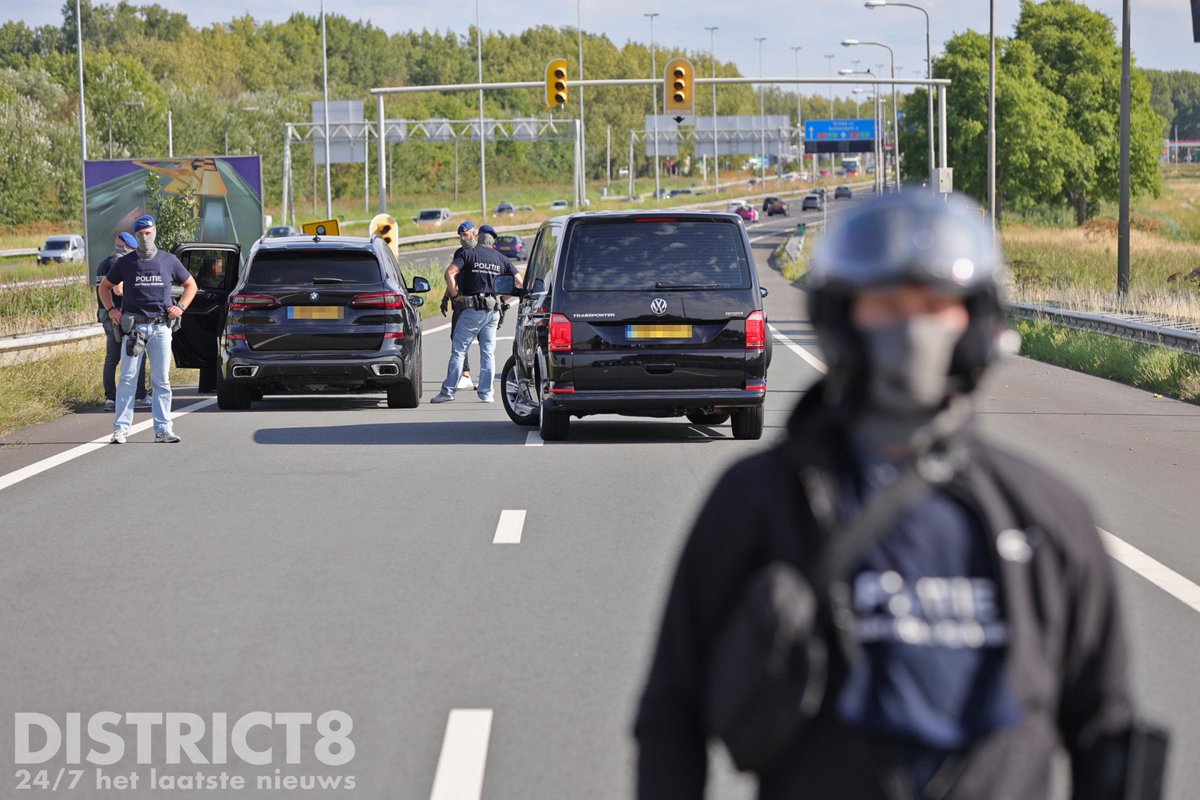 RedactieD8's tweet photo. Op de oprit van de #A13 vanaf de #N470 richting #Rotterdam bij #Delft heeft de DSI vanavond twee personen aangehouden. De auto van de verdachten werd klemgereden waarna beide zijn aangehouden en meegenomen. De politie laat weten dat het om een lopend onderzoek gaat. https://t.co/3BwsNedt7f