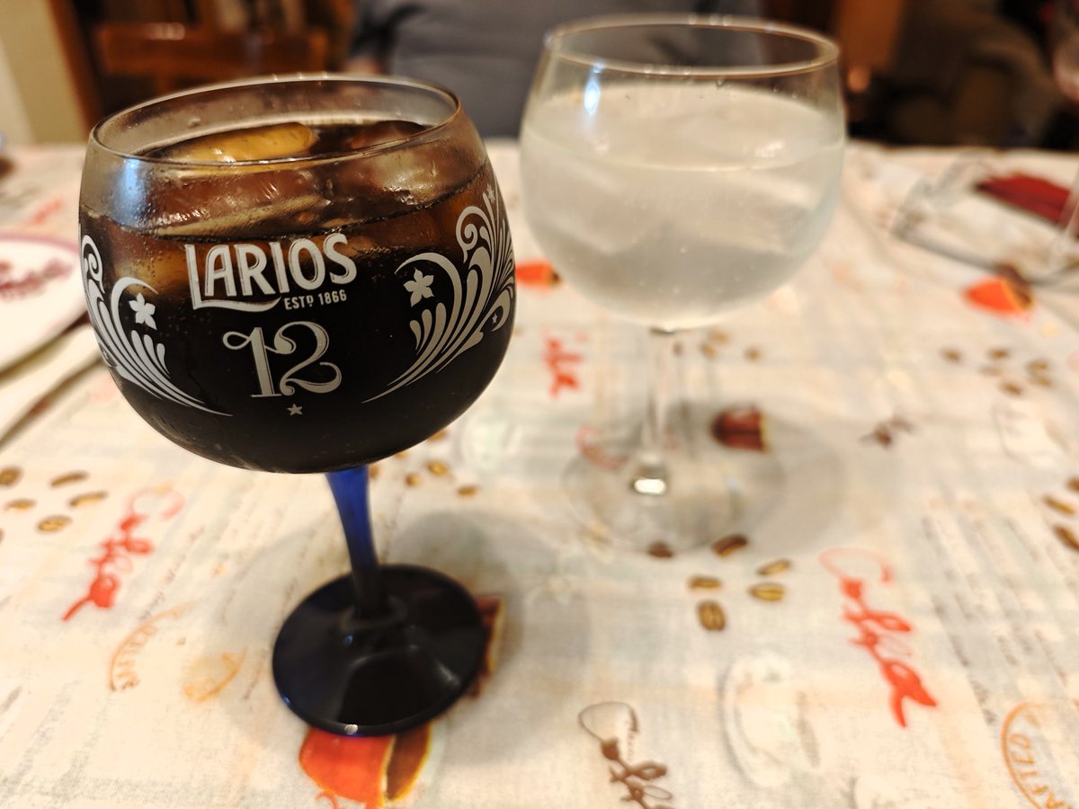 KatySnchez's tweet image. Compartiendo un copa con amigos. #cubata #gintonic #copa #amigos