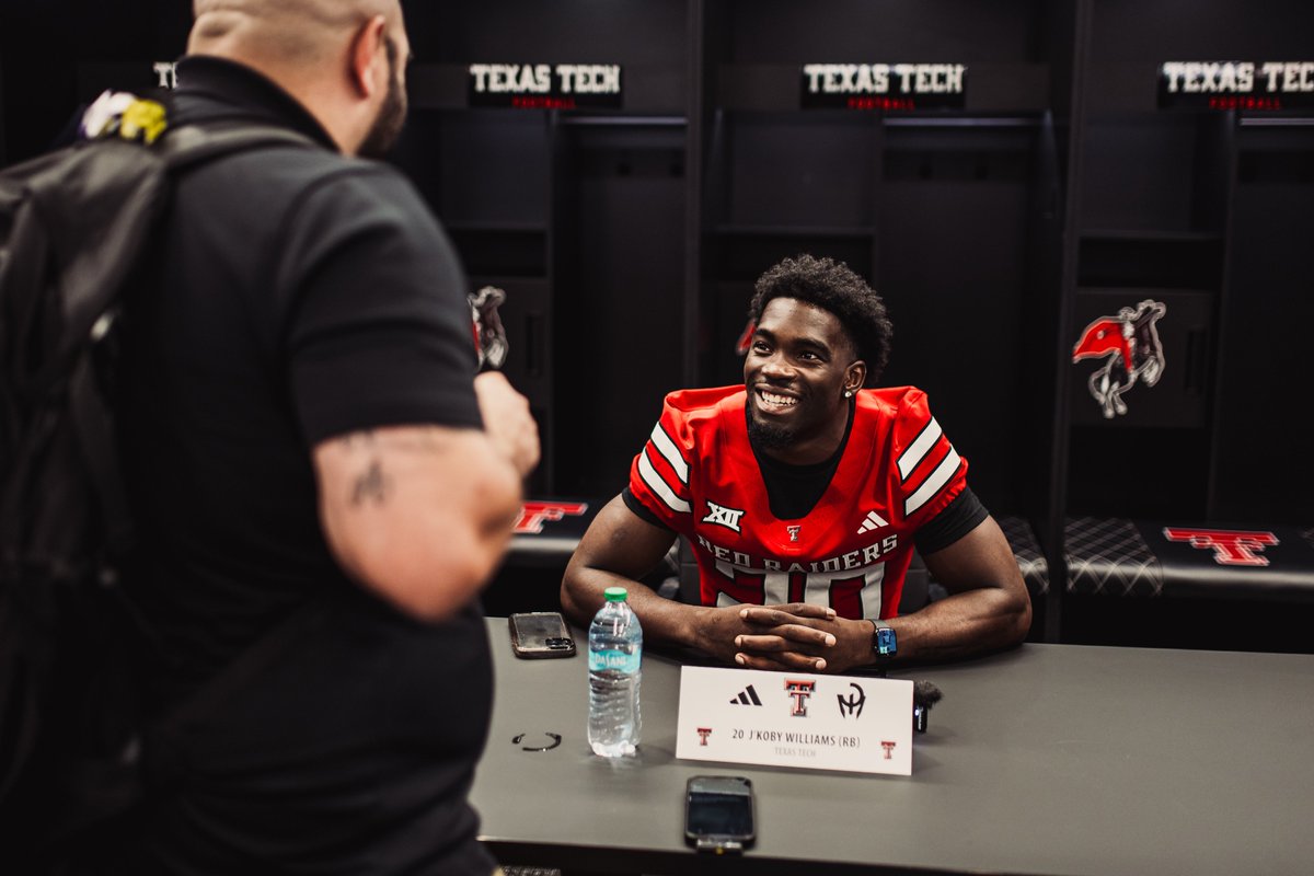 TexasTechFB's tweet photo. Talkin' ball 🗣️

Appreciate our local media for their coverage all year long! https://t.co/Q35ksbiFP1
