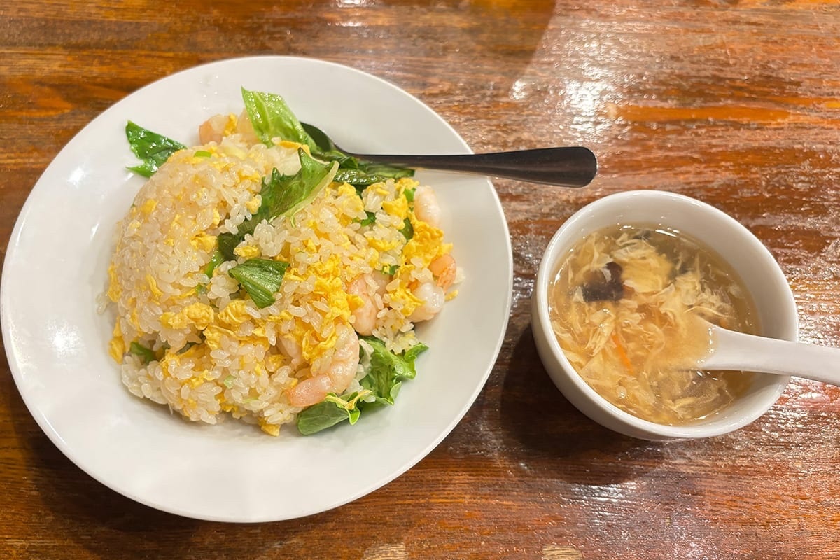 ファッションの街の粋な #町中華 をご紹介🍜

今日のお店：三喜園

外苑前駅より徒歩1分！エビ炒飯の正解出ました。大ぶりカットのレタスもシャキシャキ🥬
今日のランチ迷ったらココ！

#三喜園 を含む12選⇩
omoharareal.com/navi/news/deta…