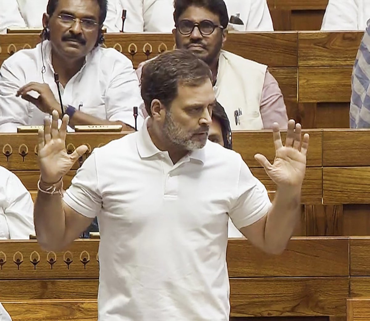 talk2anuradha's tweet photo. Today’s Twitter battlefield:

BJP supporters: Modi 🔥🔥
Congress supporters: Rahul Gandhi 🔥🔥

Meanwhile, General Category stands alone-
> Both want Caste Census 
> Both support more Reservation 
> Both play Freebies politics

Only casualty in this war? GC Taxpayers!
