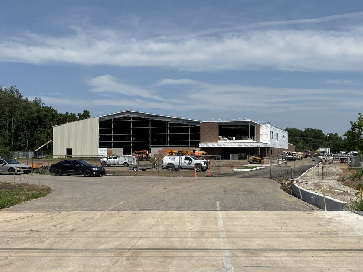 NEW FIELD ✔️
NEW TRACK ✔️
NEW FIELD HOUSE…loading

Great time to be a Kingsmen!!!