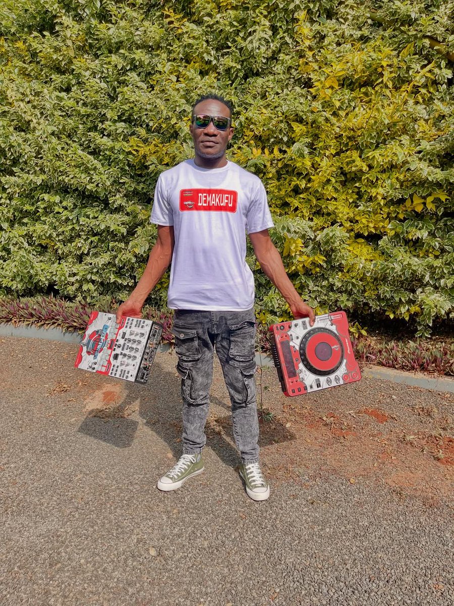 HomeboyzRadio's tweet photo. Finish your day the reggae way with @dj.demakufu on #MtaaniHBR ๐ง๐
Cool riddims, real vibes, and that rootsy sound to ease you into the night ๐ฏ๐ฒ๐ฅ
Itโs Reggae Tuesday when the city chills and the tunes hit deeper ๐ถ
#ReggaeTuesdays #MtaaniHBR #HomeboyzRadio https://t.co/l392dlz7rK