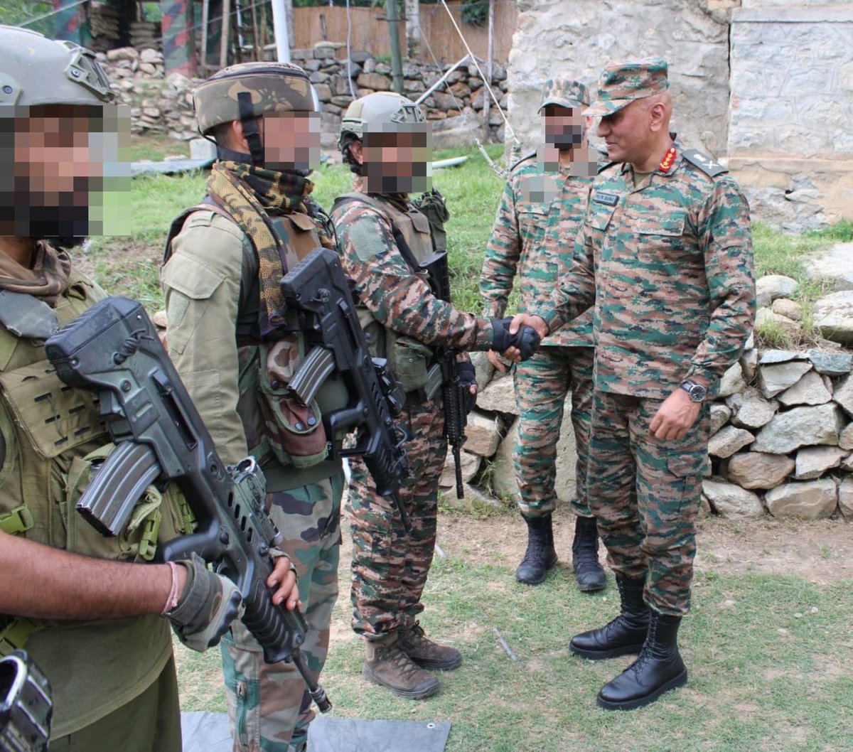 Army Commander Northern Command congratulates soldiers who did the nation proud by eliminating three terrorists of Pahalgam attack. Jai Hind ki Sena 🇮🇳