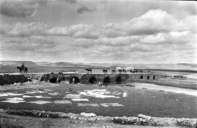 1911 Nusaybin 

Bağdat köprüsünü gösteren bu fotoğraf bir İngiliz ajanı olan Gertrude Bell tarafından çekilmiştir
