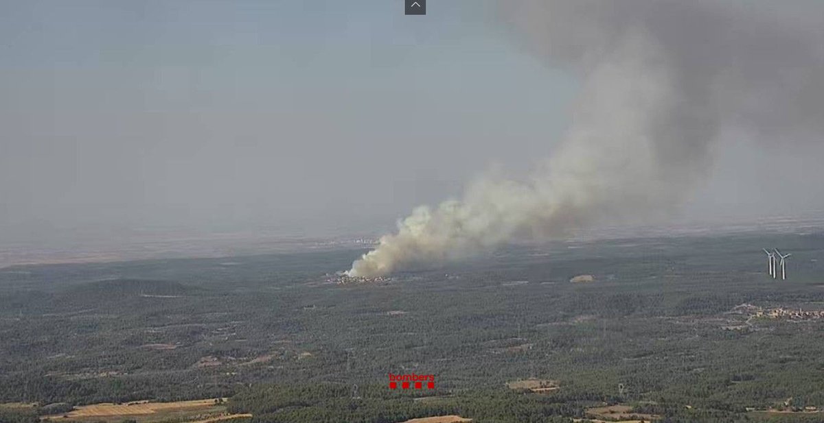 Treballem en un incendi de vegetació forestal a #IFFulleda (avís 18.04h <a href="/112/">112</a>).   

9 mitjans aeris: 3 AVA 🛩️, 4🚁bombarders i 2🚁de comandament. 
23 dotacions terrestres🚒 
98 efectius🧑‍🚒👩‍🚒 #bomberscat