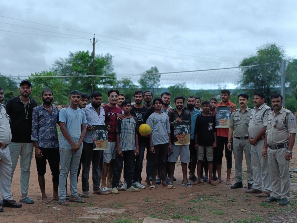 🚫 “नशे से दूरी है ज़रूरी”

थाना परिसर रीठी के खेल मैदान में नशा मुक्ति अभियान के तहत बॉलीबॉल प्रतियोगिता का आयोजन किया गया।

👉 खिलाड़ियों को नशे से होने वाले दुष्परिणामों से अवगत कराया गया व नशा न करने की शपथ दिलाई गई।#SayNoToDrugs 
#NashaMuktMP
#MANAS
#mppolice
#katnipolice