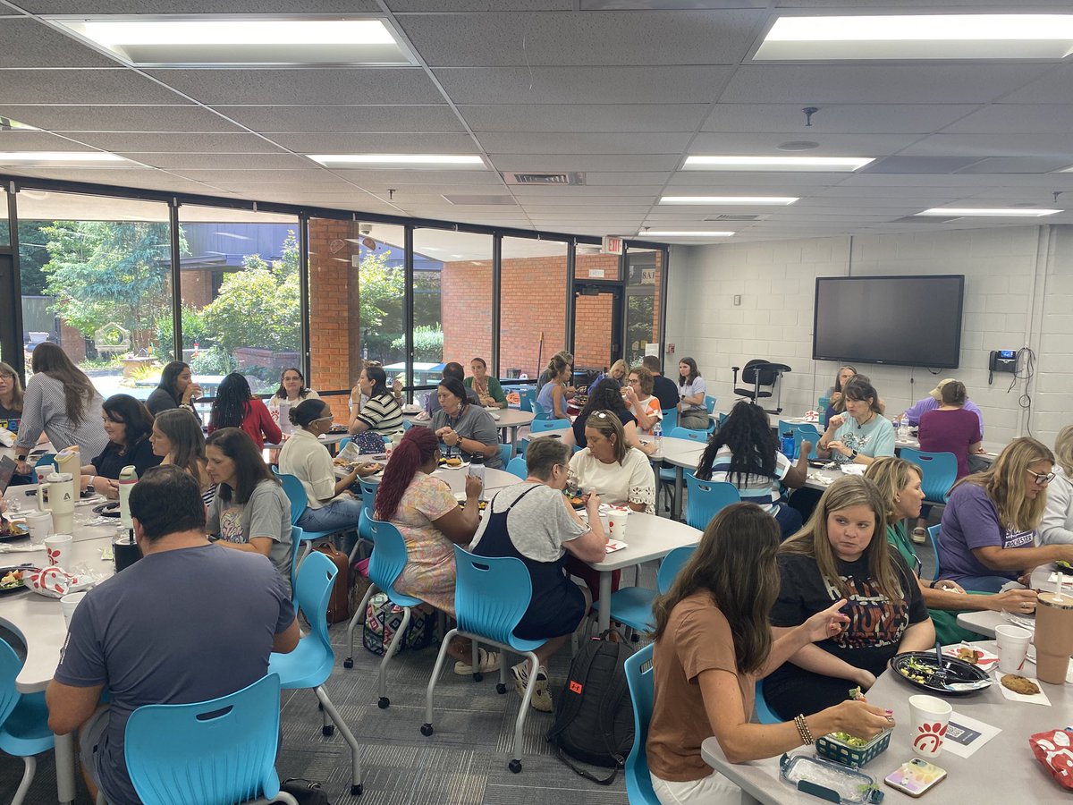 STEMTania's tweet image. Thank you @ChickfilA Lassiter for making our #STEMCobb teachers recharged for afternoon sessions! #EngageCobb