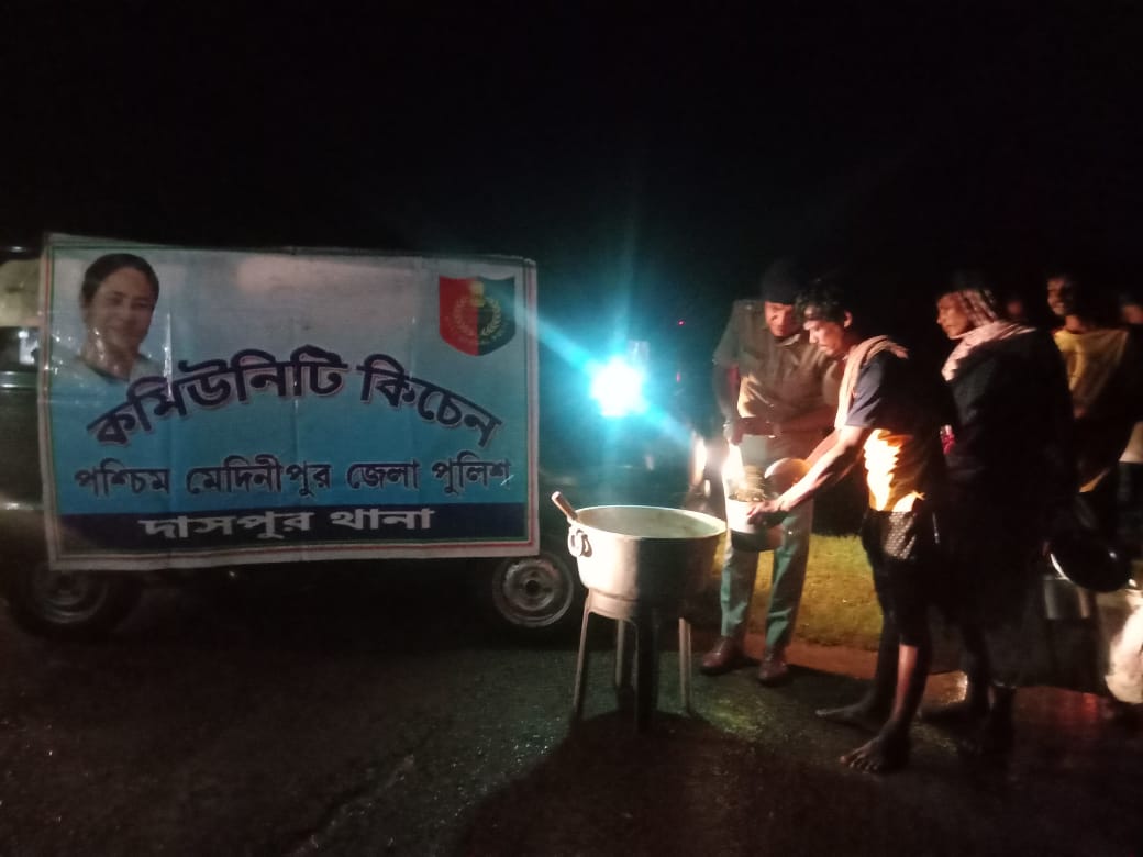 "পাশে আছি"

উদ্ভূত বন্যা পরিস্থিতিতে বিগত দিনগুলির ন্যায় আজও কমিউনিটি কিচেনের মাধ্যমে দাসপুর থানার নাড়াজোল জিপি সহ চন্দ্রকোনা থানার বান্দিপুর-১ ও ২ জিপির বন্যা দুর্গত এলাকায় (1/2)