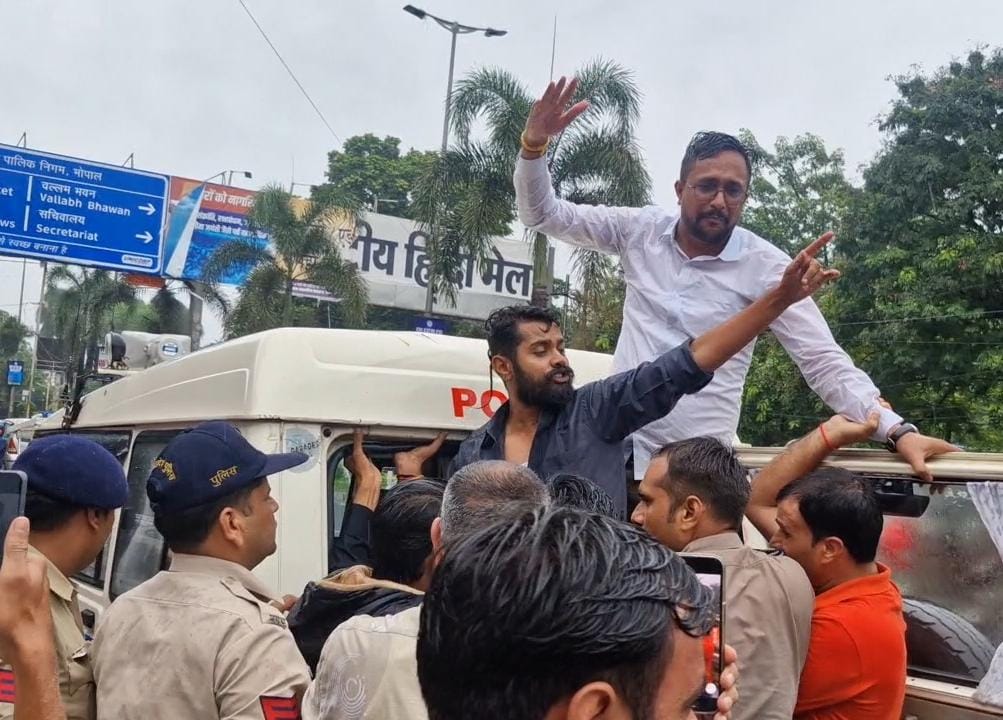 NSUIMP's tweet photo. आज भोपाल में MPPNST की छात्राओं की मांगों को लेकर मध्य प्रदेश NSUI उपाध्यक्ष रवि परमार और जिला अध्यक्ष अक्षय तोमर ने नर्सिंग की छात्राओं के साथ प्रदर्शन किया।

BJP सरकार और सिस्टम की लापरवाही के खिलाफ प्रदर्शन कर रहें पदाधिकारियों को पुलिस ने हिरासत में लिया । https://t.co/wruTG68ftF