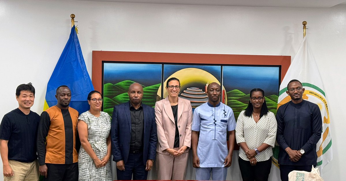 🤝 Partnering for resilient and climate-smart infrastructure.

This evening <a href="/GGGIAfrica/">GGGI_Africa</a>’s Regional Director Mrs. <a href="/KSyngellakis/">Katerina Syngellakis</a> met with <a href="/RwandaInfra/">Ministry of Infrastructure | Rwanda</a>’s Minister Hon. <a href="/Dr_JimmyGasore/">Dr.Jimmy Gasore</a> for a meaningful exchange on advancing Rwanda’s green infrastructure. 

Both officials celebrated