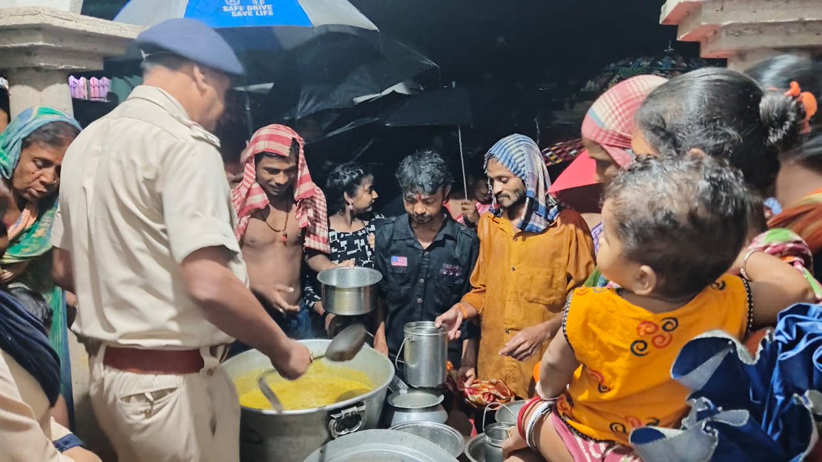 West Midnapur Police (@westmdppolice) on Twitter photo পশ্চিম মেদিনীপুর জেলা পুলিশের পক্ষ থেকে দুর্গত মানুষের সাহাযার্থে রাত্রিকালীন আহারের আয়োজন করা হল।
মানুষের জন্য সর্বদা সজাগ ও তৎপর পশ্চিম মেদিনীপুর জেলা পুলিশ। (2/2)
<a href="/WBPolice/">West Bengal Police</a>
<a href="/KolkataPolice/">Kolkata Police</a>
<a href="/CMOfficeWB/">CMO, West Bengal</a> পশ্চিম মেদিনীপুর জেলা পুলিশের পক্ষ থেকে দুর্গত মানুষের সাহাযার্থে রাত্রিকালীন আহারের আয়োজন করা হল।
মানুষের জন্য সর্বদা সজাগ ও তৎপর পশ্চিম মেদিনীপুর জেলা পুলিশ। (2/2)
<a href="/WBPolice/">West Bengal Police</a>
<a href="/KolkataPolice/">Kolkata Police</a>
<a href="/CMOfficeWB/">CMO, West Bengal</a>